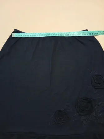 Pollera a la rodilla con flor. Impecable Floresta