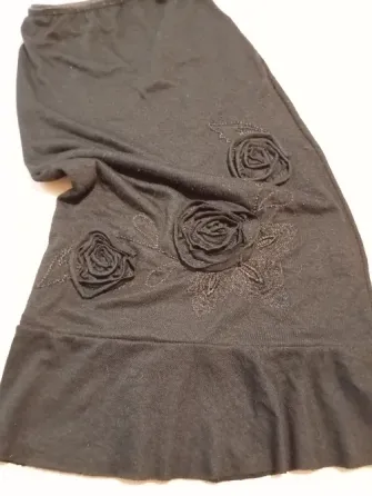 Pollera a la rodilla con flor. Impecable Floresta