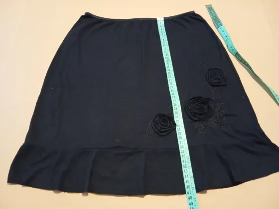 Pollera a la rodilla con flor. Impecable Floresta