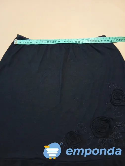 Pollera a la rodilla con flor. Impecable Floresta - imagen 2