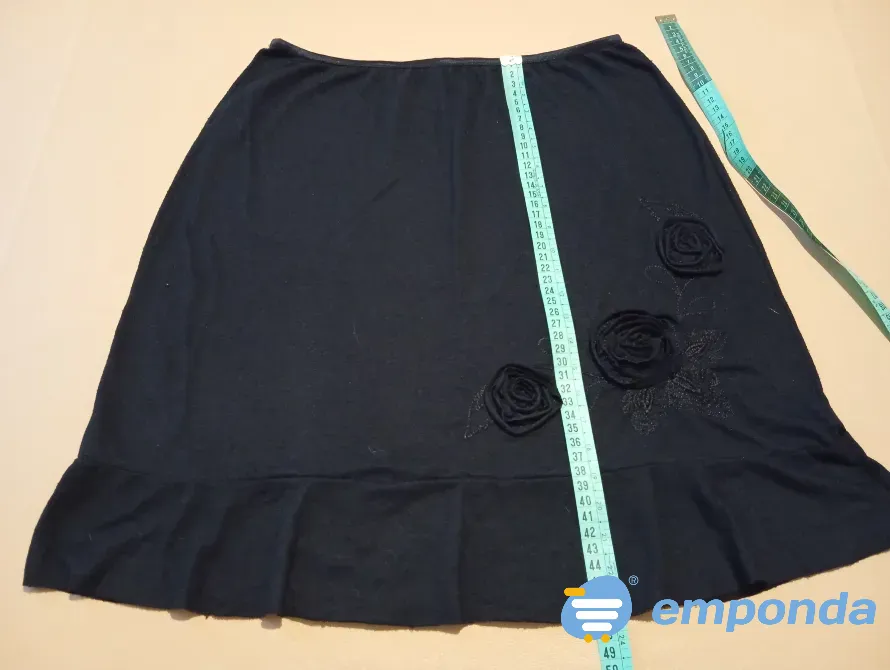 Pollera a la rodilla con flor. Impecable Floresta - imagen 1