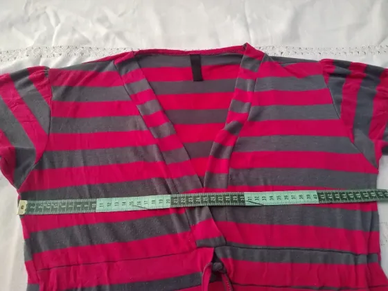 Remera larga rayada, con escote pronunciado Floresta