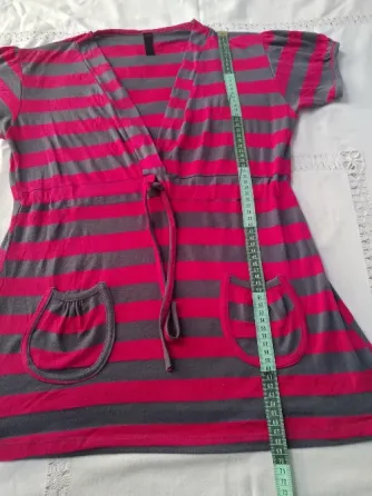 Remera larga rayada, con escote pronunciado Floresta