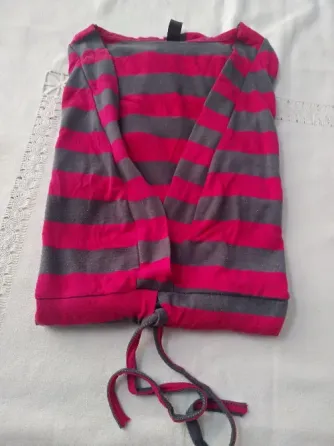 Remera larga rayada, con escote pronunciado Floresta