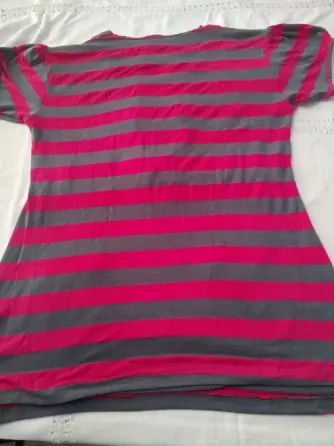 Remera larga rayada, con escote pronunciado Floresta