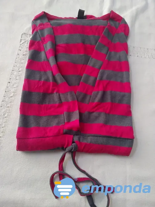 Remera larga rayada, con escote pronunciado Floresta - imagen 4