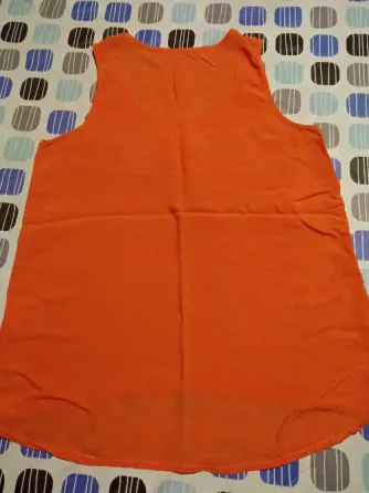 Blusa, musculosa salmon con pechera dorada. IMPECABLE Floresta