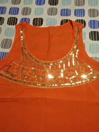 Blusa, musculosa salmon con pechera dorada. IMPECABLE Floresta