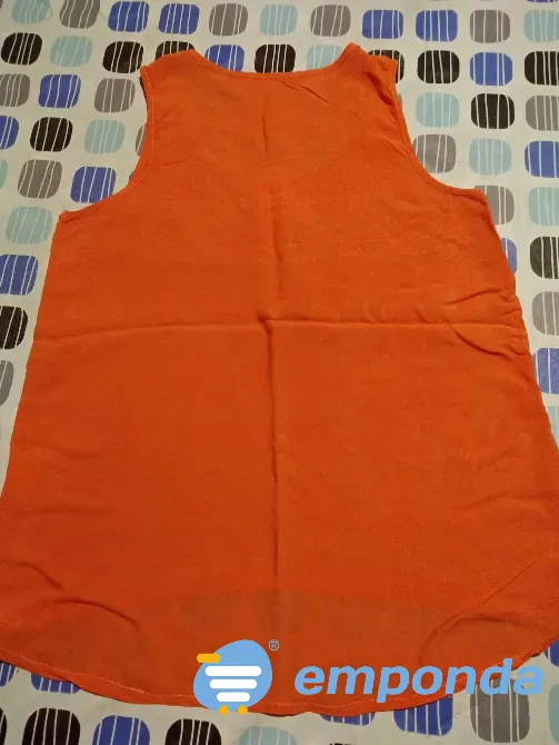 Blusa, musculosa salmon con pechera dorada. IMPECABLE Floresta - imagen 4