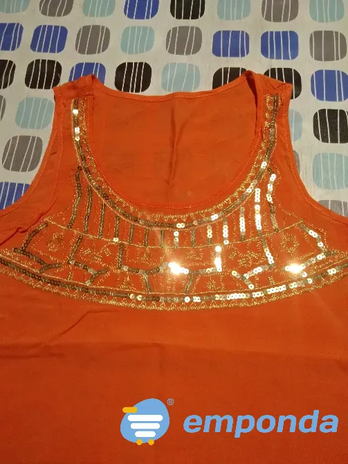 Blusa, musculosa salmon con pechera dorada. IMPECABLE Floresta - imagen 3