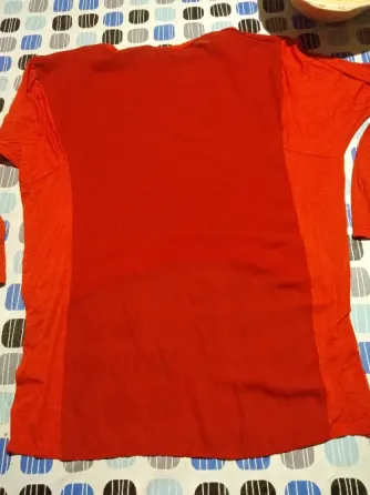 Blusa irregular, transparencia y modal. IMPECABLE Floresta