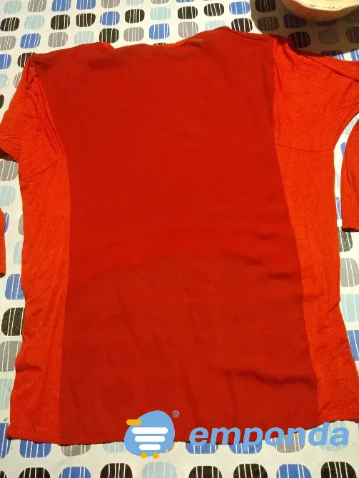 Blusa irregular, transparencia y modal. IMPECABLE Floresta - imagen 4