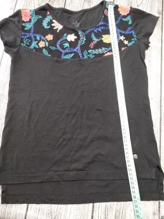 Remera de mujer con pechera bordada “Taverniti”. IMPECABLE Floresta