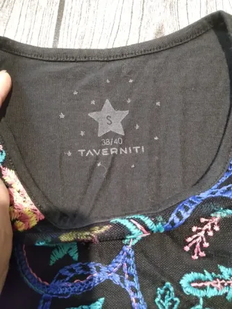 Remera de mujer con pechera bordada “Taverniti”. IMPECABLE Floresta