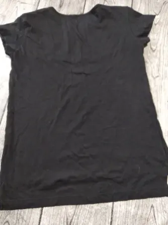 Remera de mujer con pechera bordada “Taverniti”. IMPECABLE Floresta