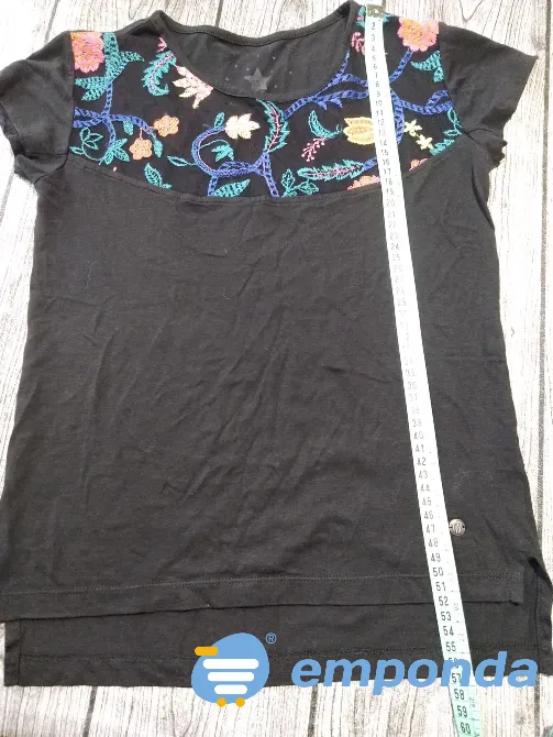 Remera de mujer con pechera bordada “Taverniti”. IMPECABLE Floresta - imagen 1