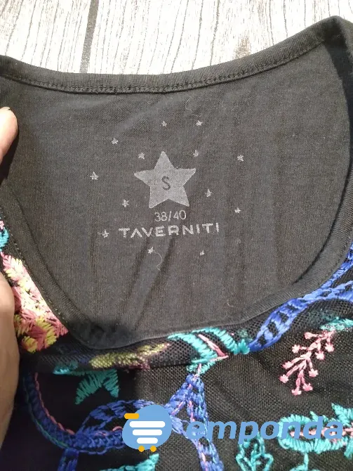 Remera de mujer con pechera bordada “Taverniti”. IMPECABLE Floresta - imagen 2