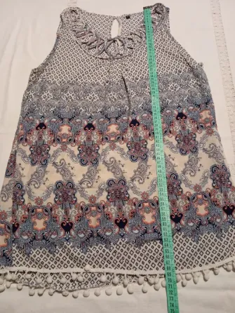 Musculosa delicada con detalle en cuello y pompones Floresta