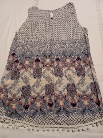 Musculosa delicada con detalle en cuello y pompones Floresta