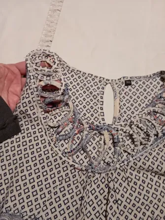 Musculosa delicada con detalle en cuello y pompones Floresta