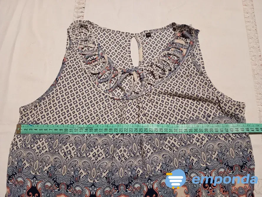 Musculosa delicada con detalle en cuello y pompones Floresta - imagen 2