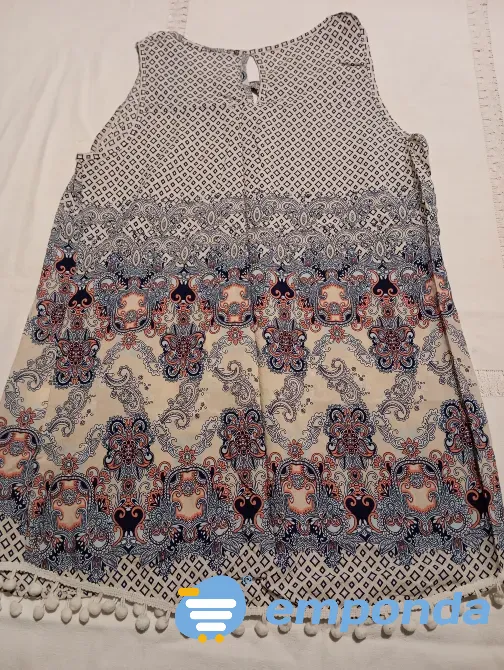 Musculosa delicada con detalle en cuello y pompones Floresta - imagen 4