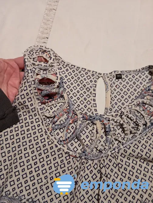 Musculosa delicada con detalle en cuello y pompones Floresta - imagen 3