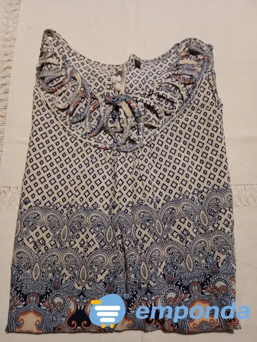 Musculosa delicada con detalle en cuello y pompones Floresta - imagen 5
