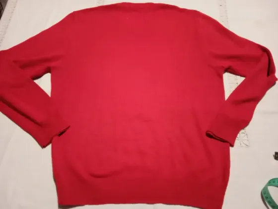 Sweater, saquito escote redondo super fino. IMPECABLE Floresta