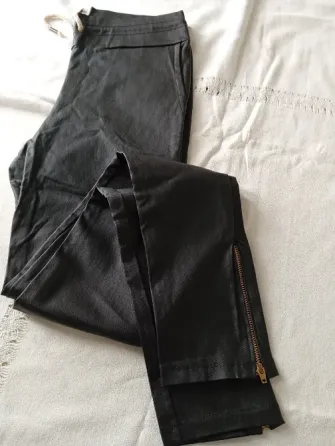 Pantalon chupin engomado, elastizado. Impecable Floresta