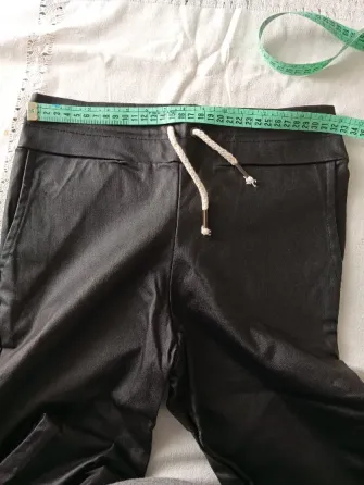 Pantalon chupin engomado, elastizado. Impecable Floresta