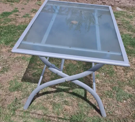 Mesa de Jardin caño y vidrio Esteban Echeverría