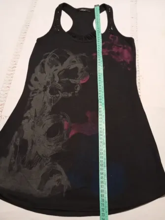 Musculosa larga evase, con detalle de lentejuelas. IMPECABLE Floresta