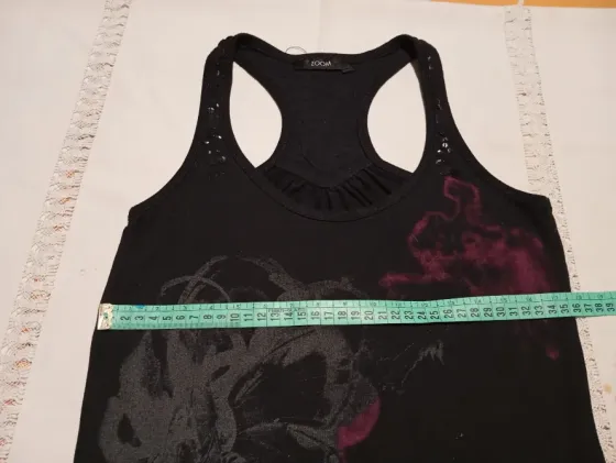 Musculosa larga evase, con detalle de lentejuelas. IMPECABLE Floresta