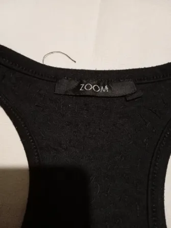 Musculosa larga evase, con detalle de lentejuelas. IMPECABLE Floresta