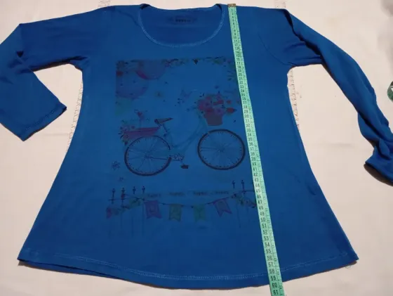 Remera manga larga, camiseta estampada. IMPECABLE) Floresta