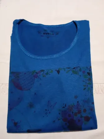 Remera manga larga, camiseta estampada. IMPECABLE) Floresta