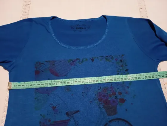 Remera manga larga, camiseta estampada. IMPECABLE) Floresta