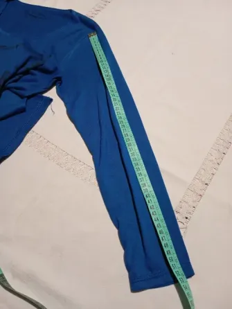 Remera manga larga, camiseta estampada. IMPECABLE) Floresta