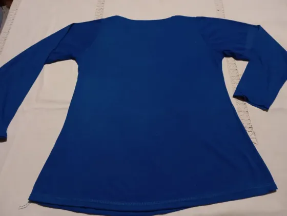 Remera manga larga, camiseta estampada. IMPECABLE) Floresta