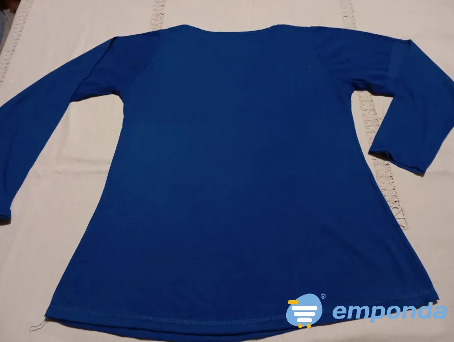 Remera manga larga, camiseta estampada. IMPECABLE) Floresta - imagen 5