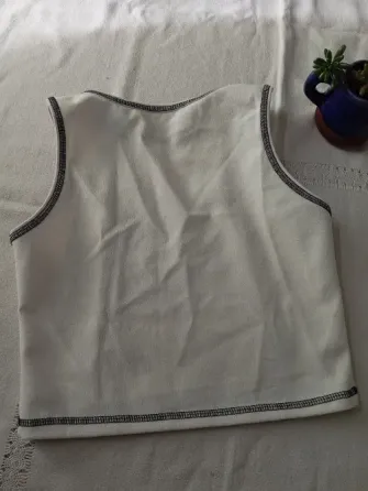 Top blanco con costuras a la vista (Nuevo s/etiq) Floresta