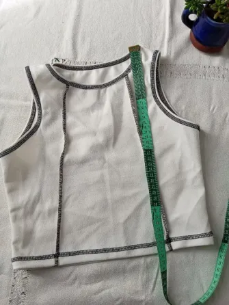 Top blanco con costuras a la vista (Nuevo s/etiq) Floresta