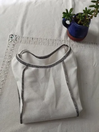 Top blanco con costuras a la vista (Nuevo s/etiq) Floresta