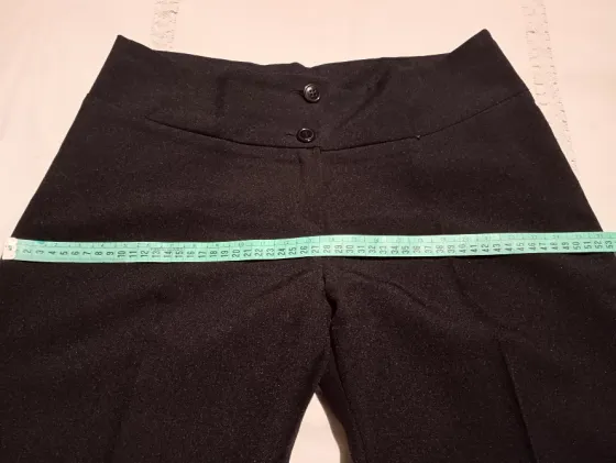 Pantalon capri de vestir, con calado en botamanga. IMPECABLE Floresta