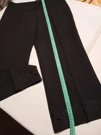 Pantalon capri de vestir, con calado en botamanga. IMPECABLE Floresta