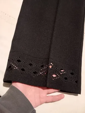 Pantalon capri de vestir, con calado en botamanga. IMPECABLE Floresta