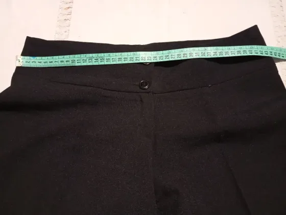 Pantalon capri de vestir, con calado en botamanga. IMPECABLE Floresta