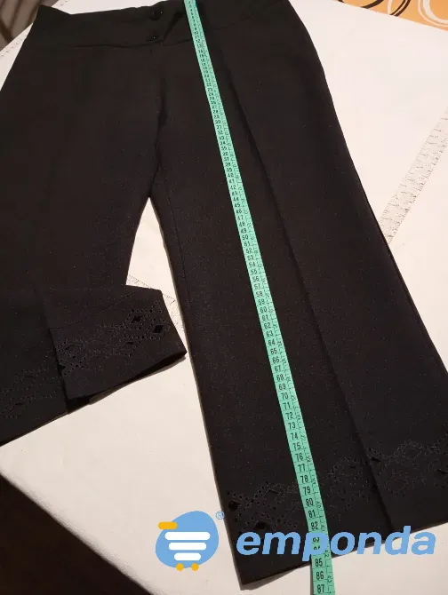Pantalon capri de vestir, con calado en botamanga. IMPECABLE Floresta - imagen 1