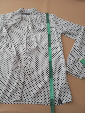 Camisa a lunares y lazo en el cuello. IMPECABLE Floresta